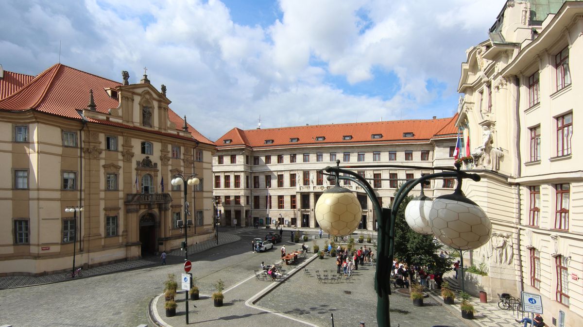 Praha opraví dva portály, fasádu a střechu Clam-Gallasova paláce